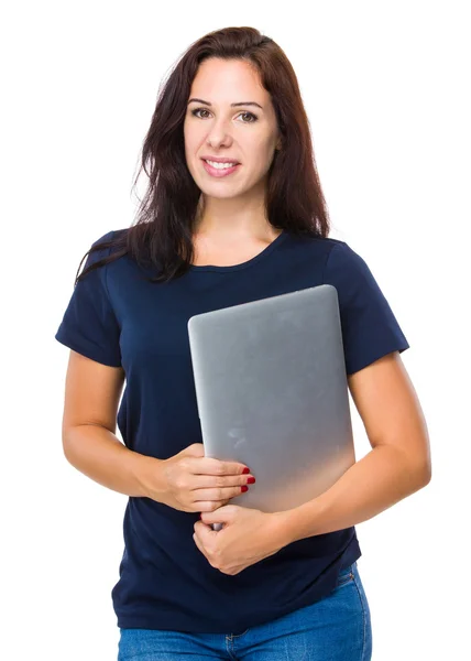 Белая женщина в синей футболке — стоковое фото