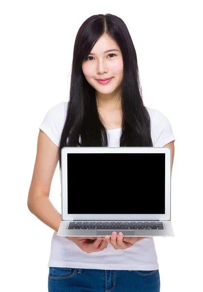 Vrouw met laptop — Stockfoto