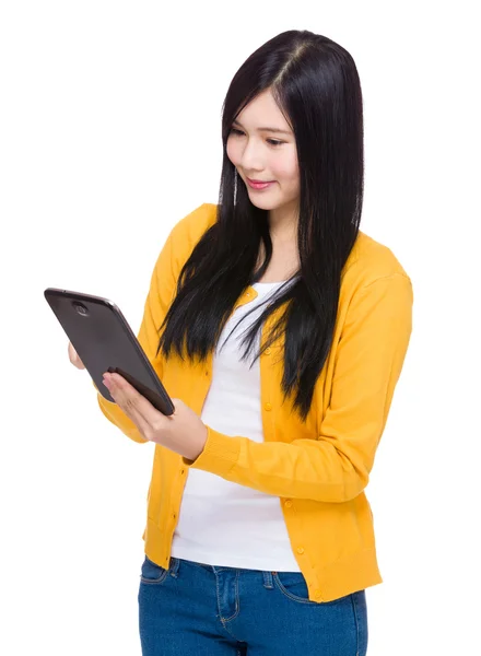 Donna con tablet digitale — Foto Stock