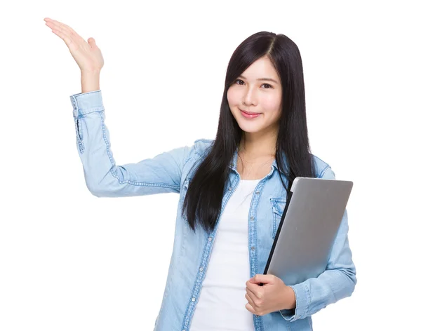 Vrouw met laptop — Stockfoto