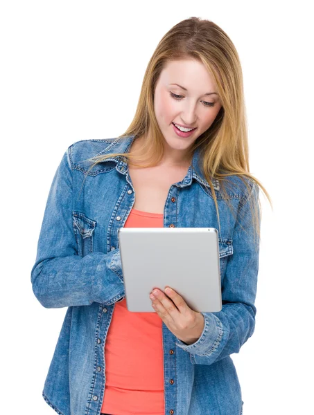 Žena s digitálním tabletem — Stock fotografie