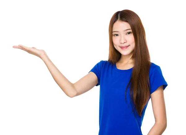 Mujer asiática en camiseta azul — Foto de Stock