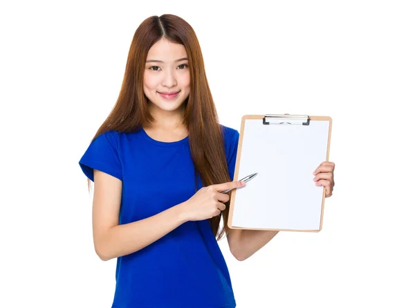 Aziatische vrouw in blauw t-shirt — Stockfoto