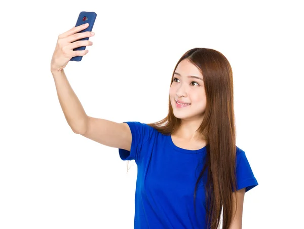 Mujer asiática en camiseta azul — Foto de Stock