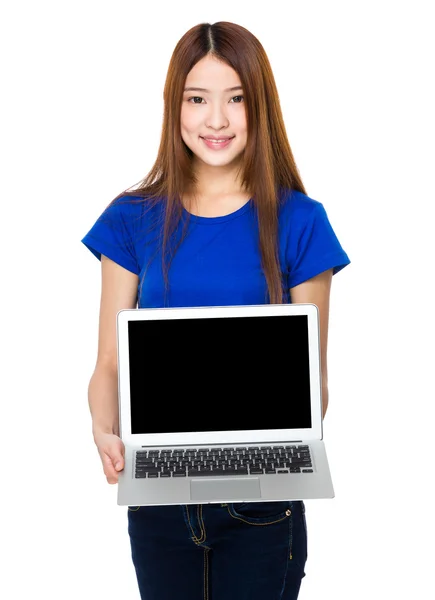 Aziatische vrouw in blauw t-shirt — Stockfoto