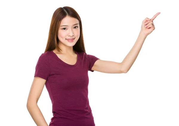 Азиатка в красной футболке — стоковое фото