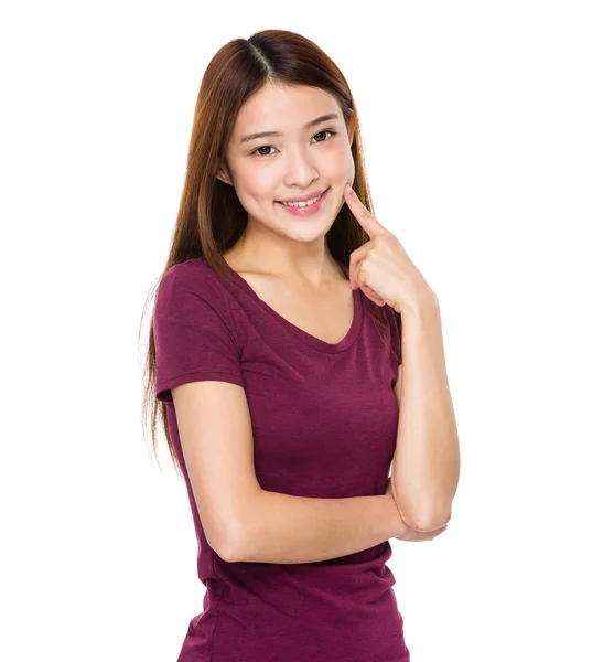 Femme asiatique en t-shirt rouge — Photo