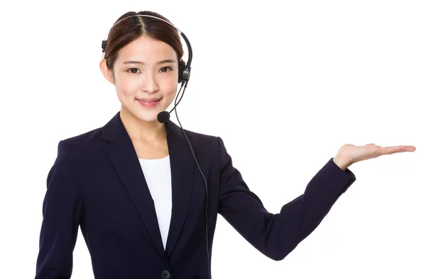 Asiatiska kvinnliga call center operatör — Stockfoto