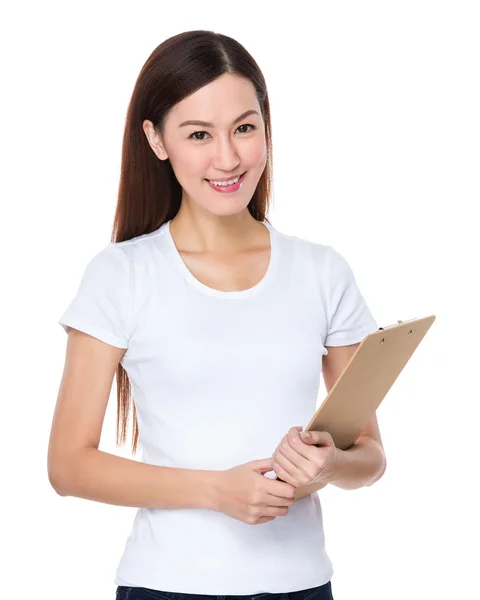 Mujer asiática en camiseta blanca — Foto de Stock