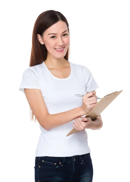 Mujer asiática en camiseta blanca — Foto de Stock