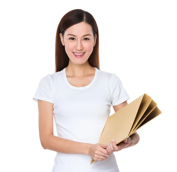 Mujer asiática en camiseta blanca — Foto de Stock