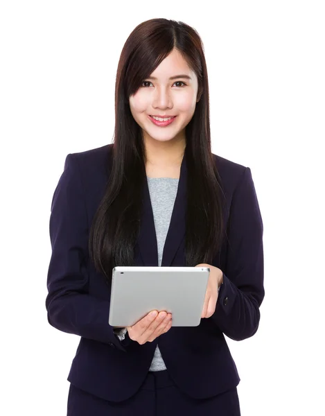 Aziatische zakenvrouw in pak — Stockfoto