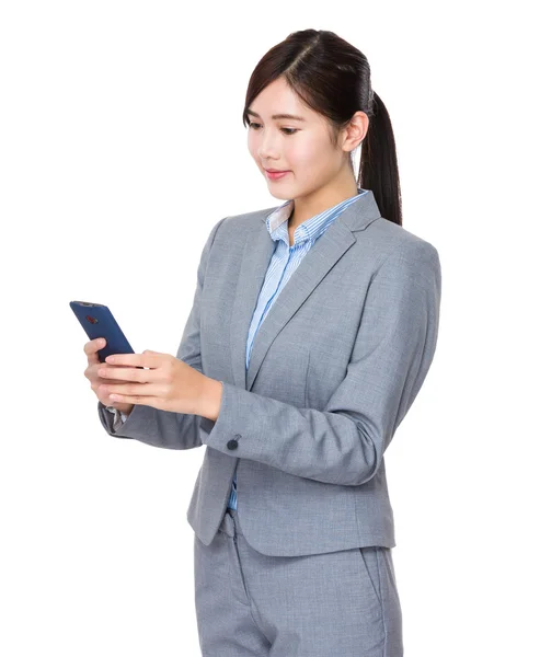 Азиатская деловая женщина в деловом костюме — стоковое фото