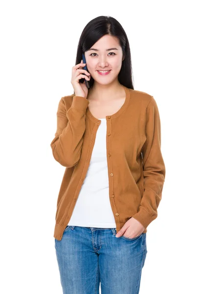 Femme asiatique en cardigan marron — Photo