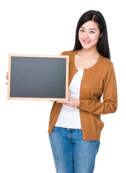 Mujer asiática en cárdigan marrón — Foto de Stock