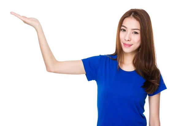 ब्लू टी शर्ट में एशियाई महिला — स्टॉक फ़ोटो, इमेज