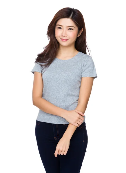 Donna asiatica in t shirt grigia — Foto Stock