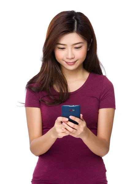 Vrouw kijken naar mobiele telefoon — Stockfoto