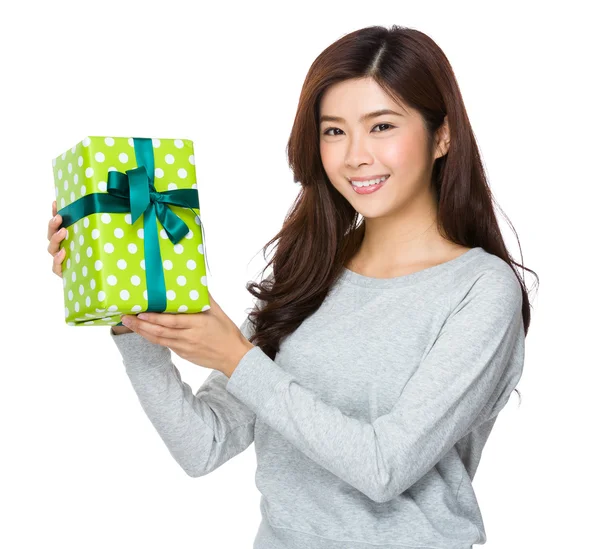 Donna con scatola regalo — Foto Stock