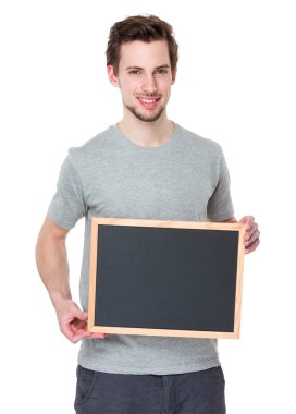 Beyaz adam gri t shirt