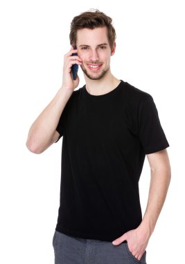 Adam konuşmak üstünde hareket eden telefon