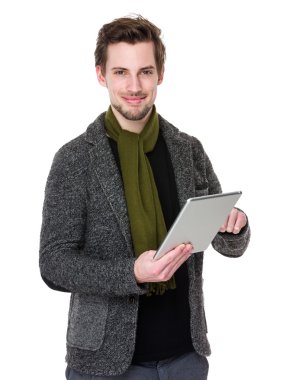 tablet ile yakışıklı adam