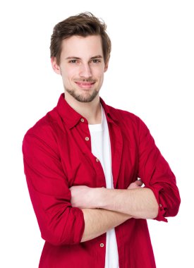 Kırmızı tişörtlü yakışıklı adam