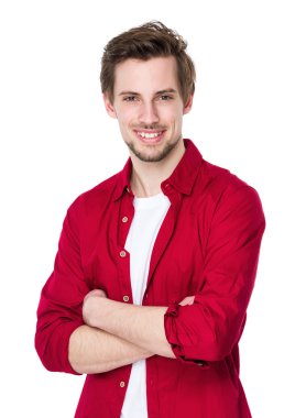 Kırmızı tişörtlü yakışıklı adam