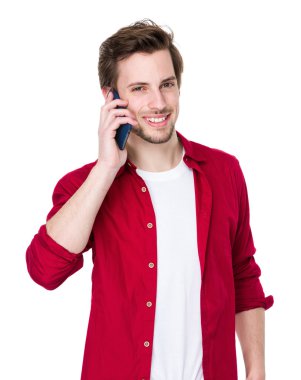 Kırmızı tişörtlü yakışıklı adam