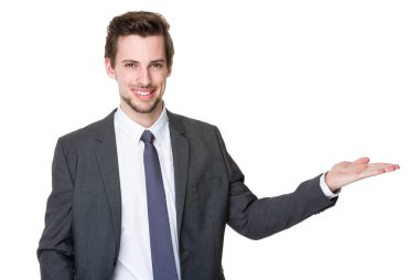Gri takım elbiseli beyaz iş adamı