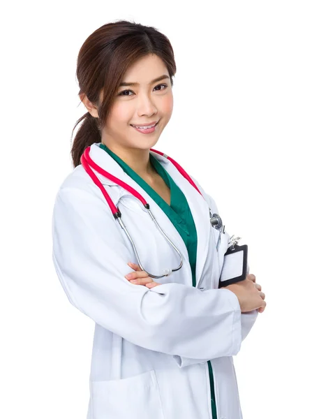 Kobieta lekarz z rękami skrzyżowanymi — Zdjęcie stockowe