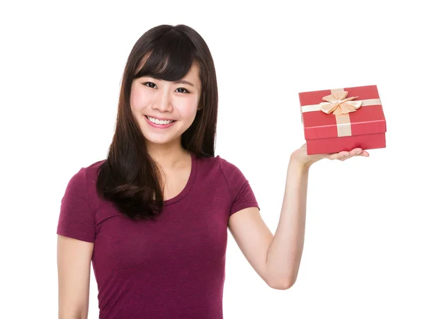 Vrouw met geschenkdoos — Stockfoto