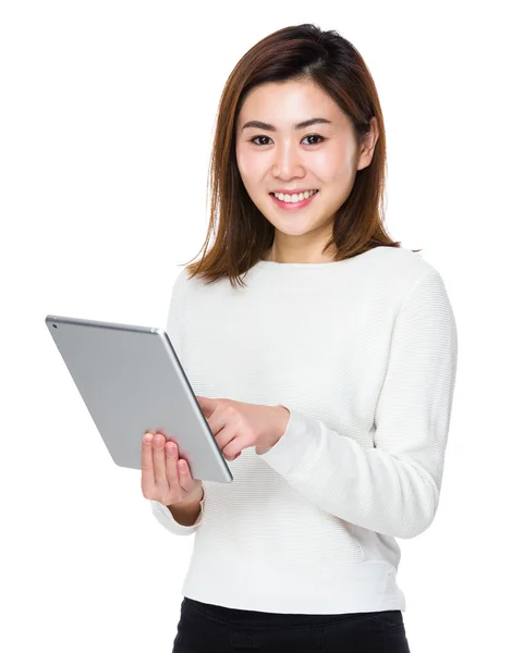 Frau mit digitalem Tablet — Stockfoto