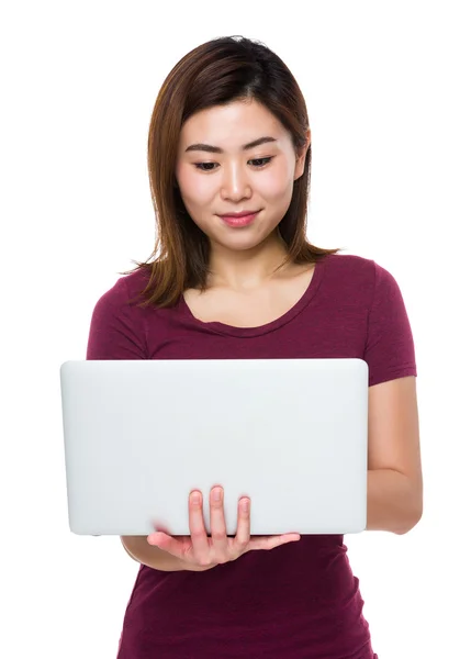 Frau mit Laptop — Stockfoto