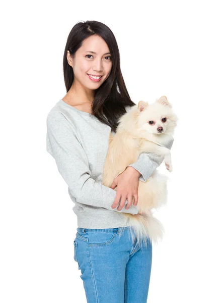 女性抱擁と彼女の犬 — ストック写真