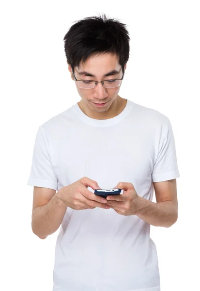 Asiatischer Mann schaut auf Handy — Stockfoto