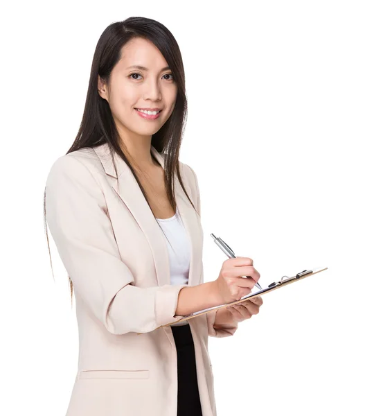 Mujer de negocios asiática en traje beige — Foto de Stock