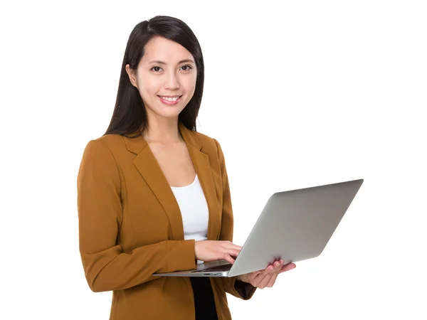 Mujer de negocios con portátil — Foto de Stock