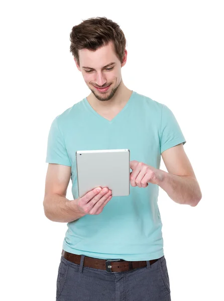 Kaukasischer Mann im blauen T-Shirt — Stockfoto