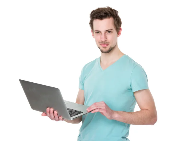 Kaukasischer Mann im blauen T-Shirt — Stockfoto