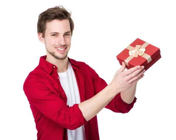 Schöner Mann im roten Hemd — Stockfoto