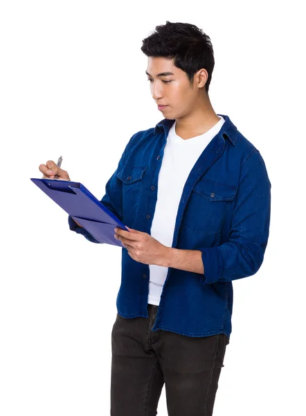 Azjatycki młody człowiek w niebieska koszula — Zdjęcie stockowe