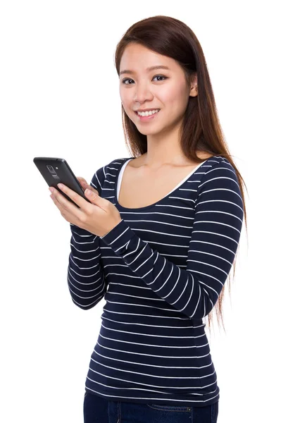 Vrouw met mobiele telefoon — Stockfoto