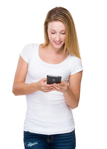 Žena se dívá na mobil — Stock fotografie