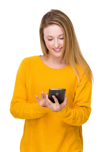 Vrouw kijken naar mobiel — Stockfoto