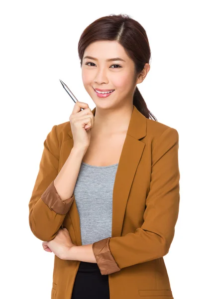 Femme d'affaires asiatique en veste marron — Photo