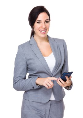 Gri takım elbiseli beyaz iş kadını