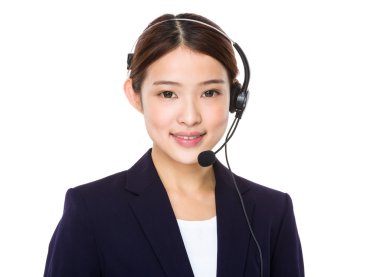 Asyalı kadın çağrı merkezi operatörü