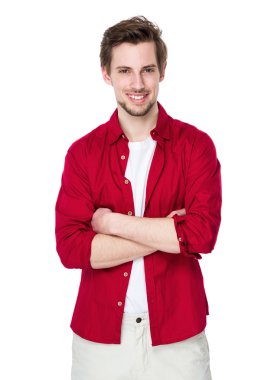 Kırmızı tişörtlü yakışıklı adam