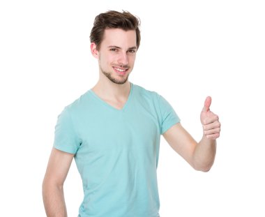 Yeşil tişörtlü yakışıklı adam